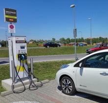 Koliko nas stane polnitev električnega vozila, če gostujemo pri sosedih?