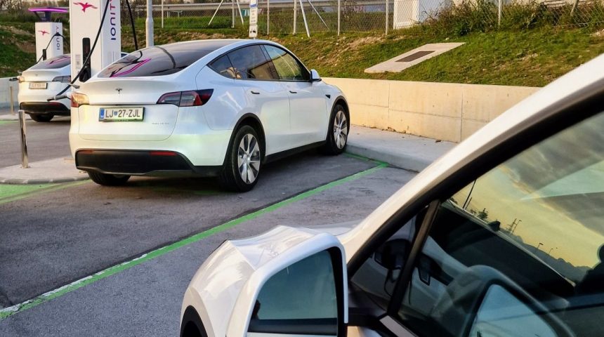 DeMS primerjava Tesla Model Y LR AWD (2021 in 2022)