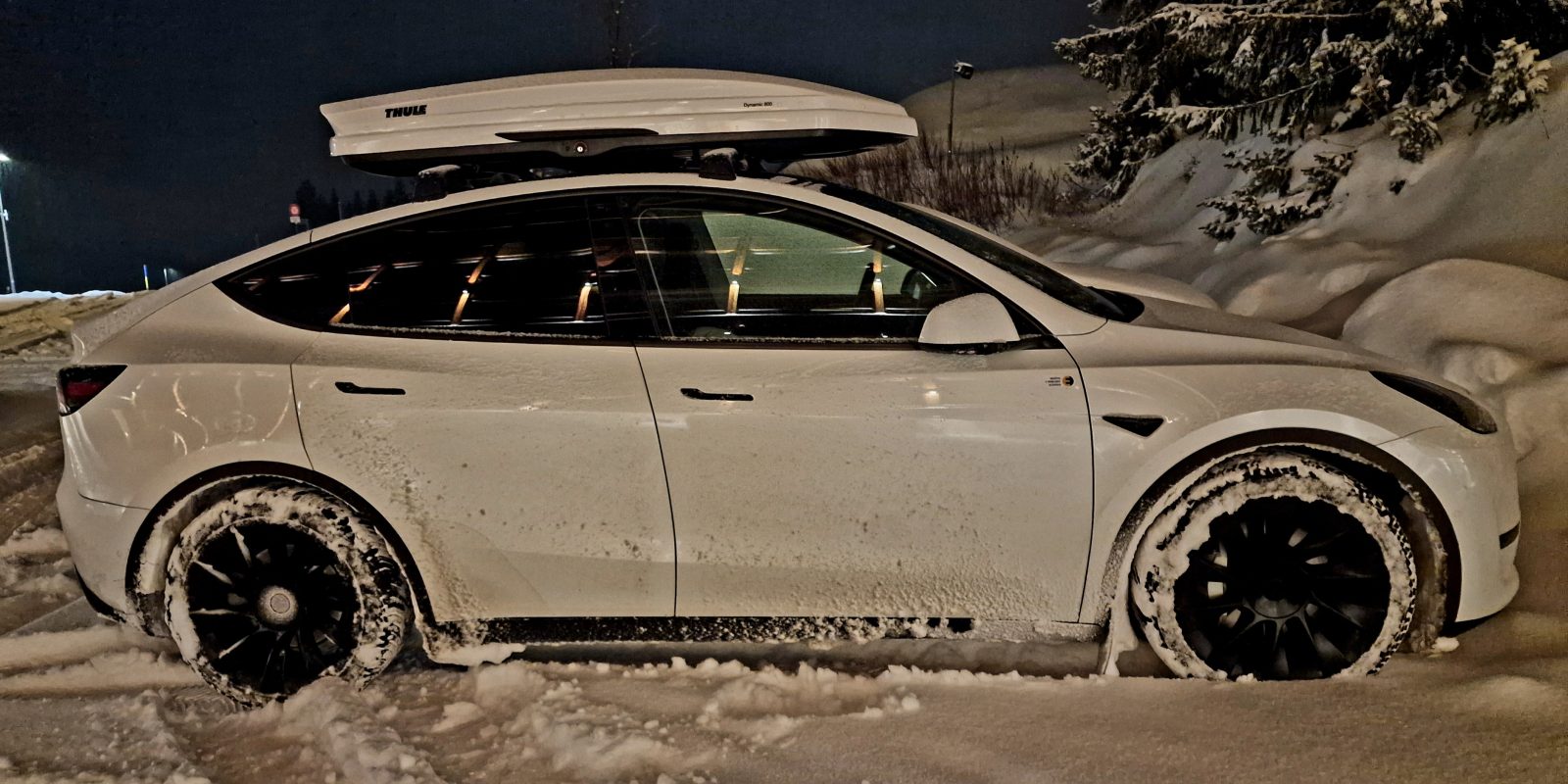 Tesla Model Y v snegu na 1863 metrih nadmorske višine na poti v Aroso