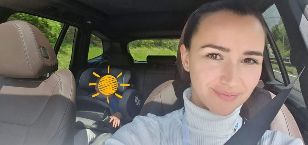 Voznica in najmlajši udeleženec, ki uživa v popoldanskem spancu