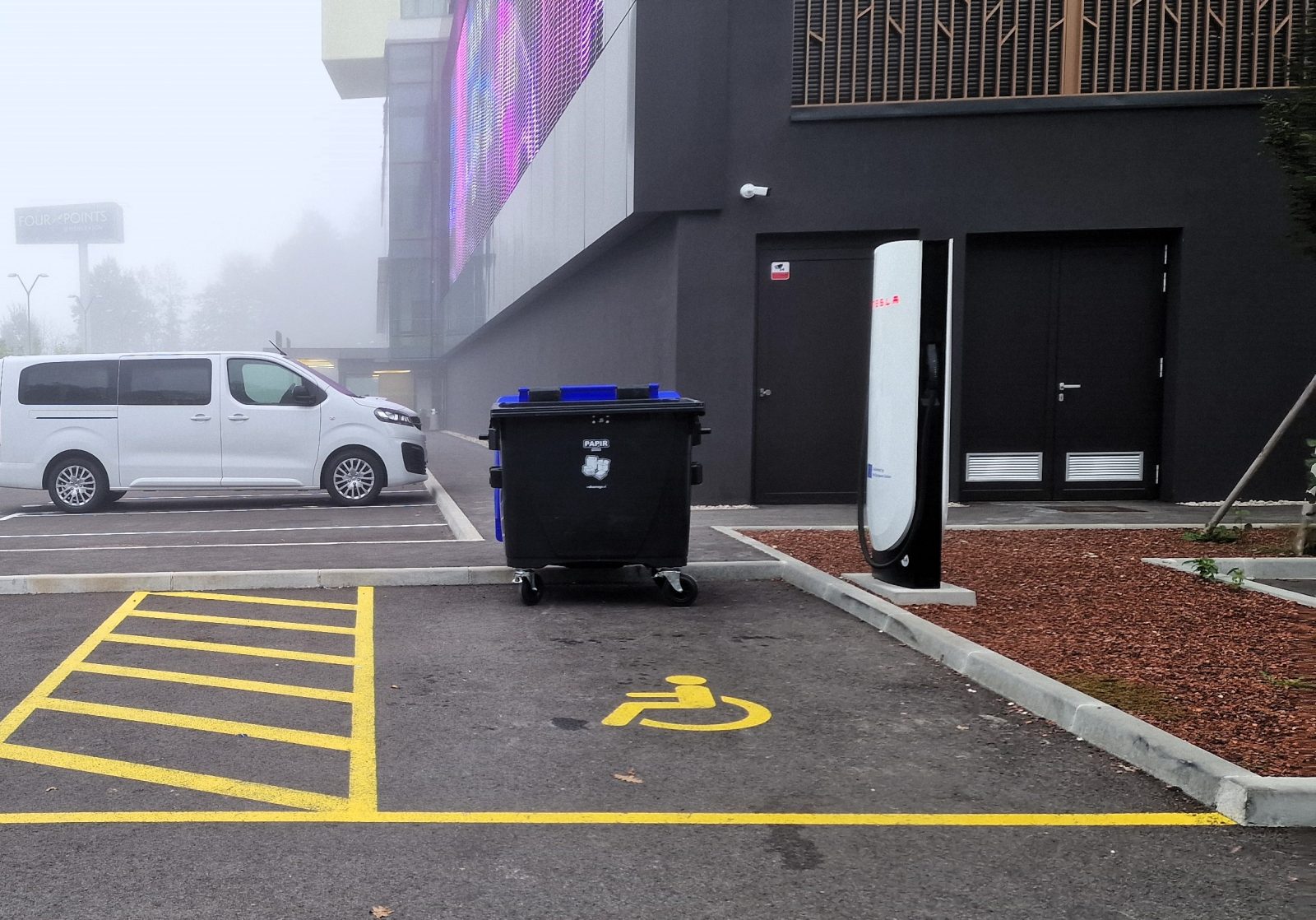 Parkirno mesto za invalide, blokirano s smetnjakom