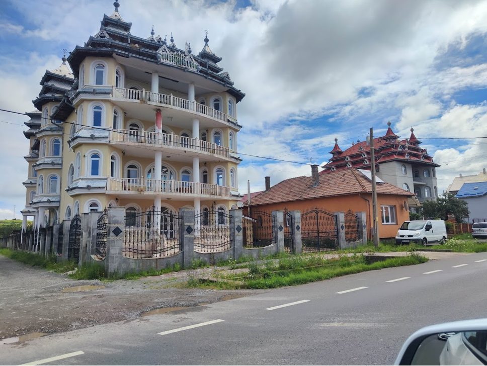 Cela stran ulice grajena v enakem slogu v Huedinu