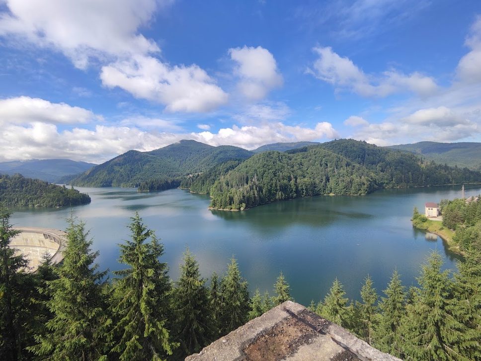 Jezero z jezom Baraj Dragan