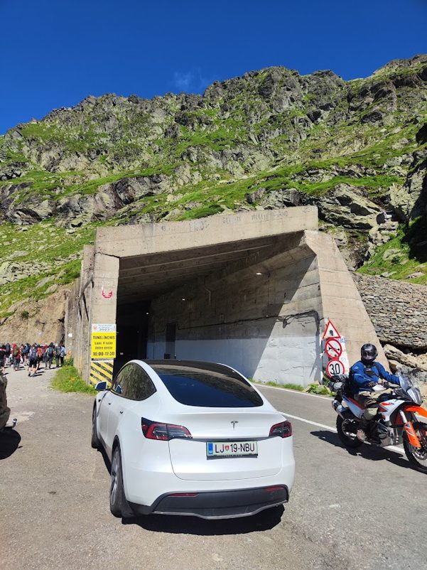 Pred južnim portalom predora na vrhu Transfagarašana