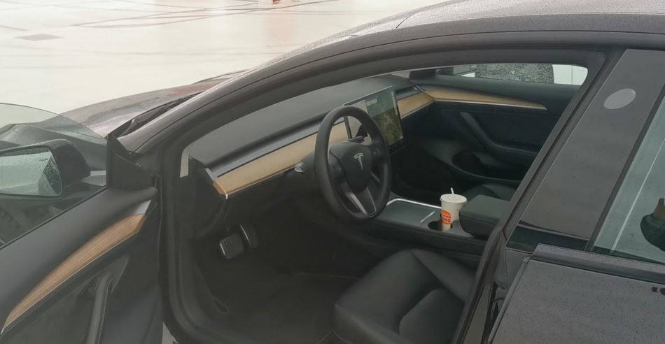 Notranjost Tesle Model 3 2021–2023