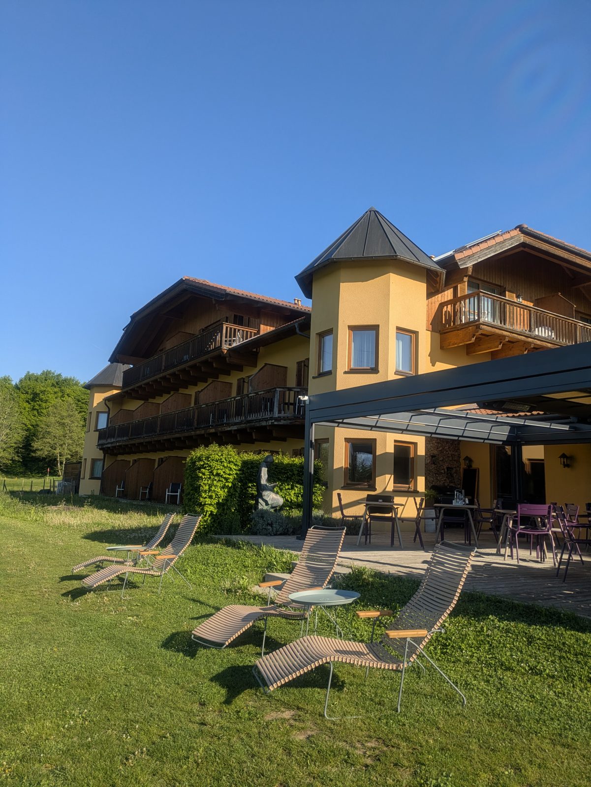 Sapia Hotel Rheinsberg v Bad Säckingenu nudi 10-odstotni popust za goste z električnimi vozili, prav tako je na voljo Teslin destination charger.