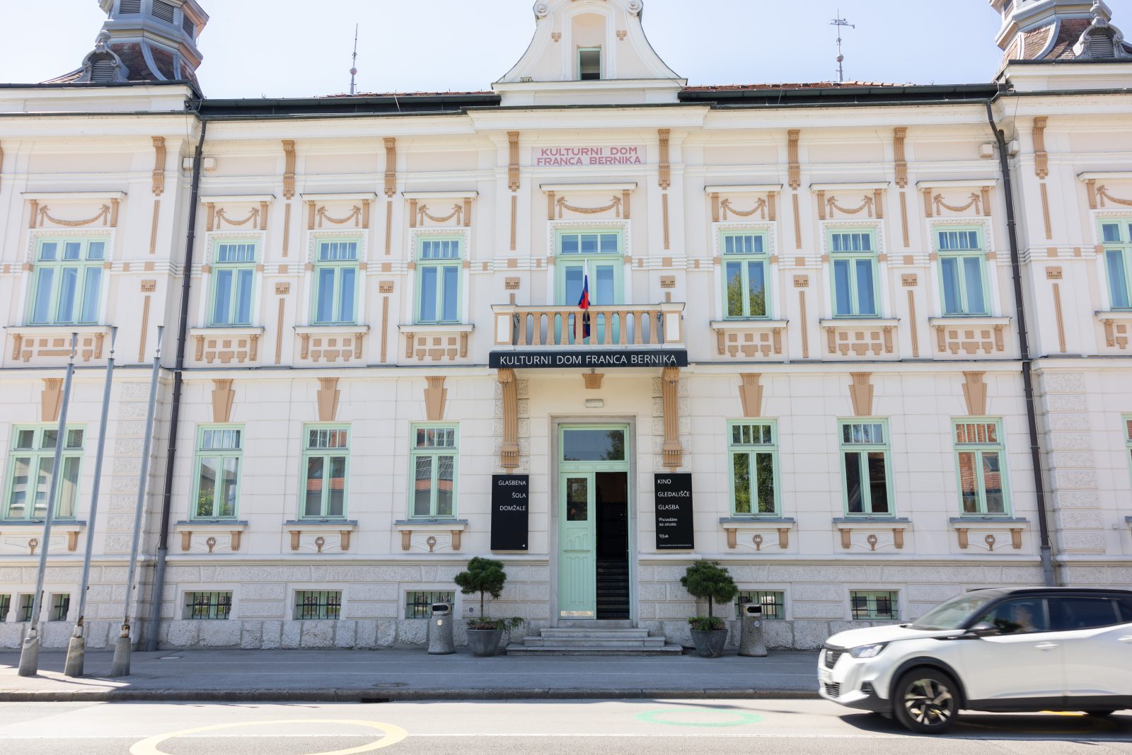 Pred Kulturnim domom Franca Bernika
