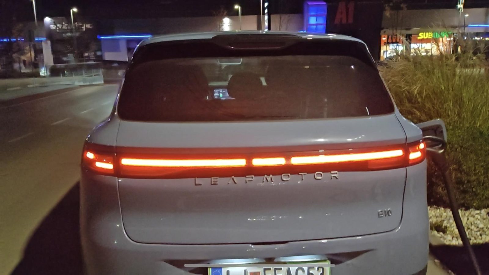 Baterijo je mogoče predgreti le ročno, prek mobilne aplikacije.