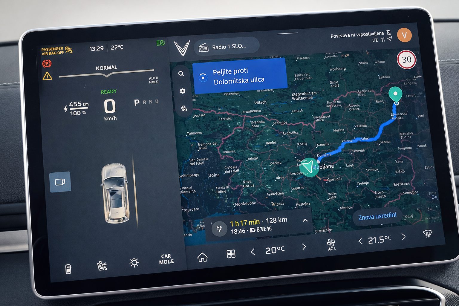 Interna navigacija deluje dobro, podpira pa tudi Android Auto in Apple CarPlay.
