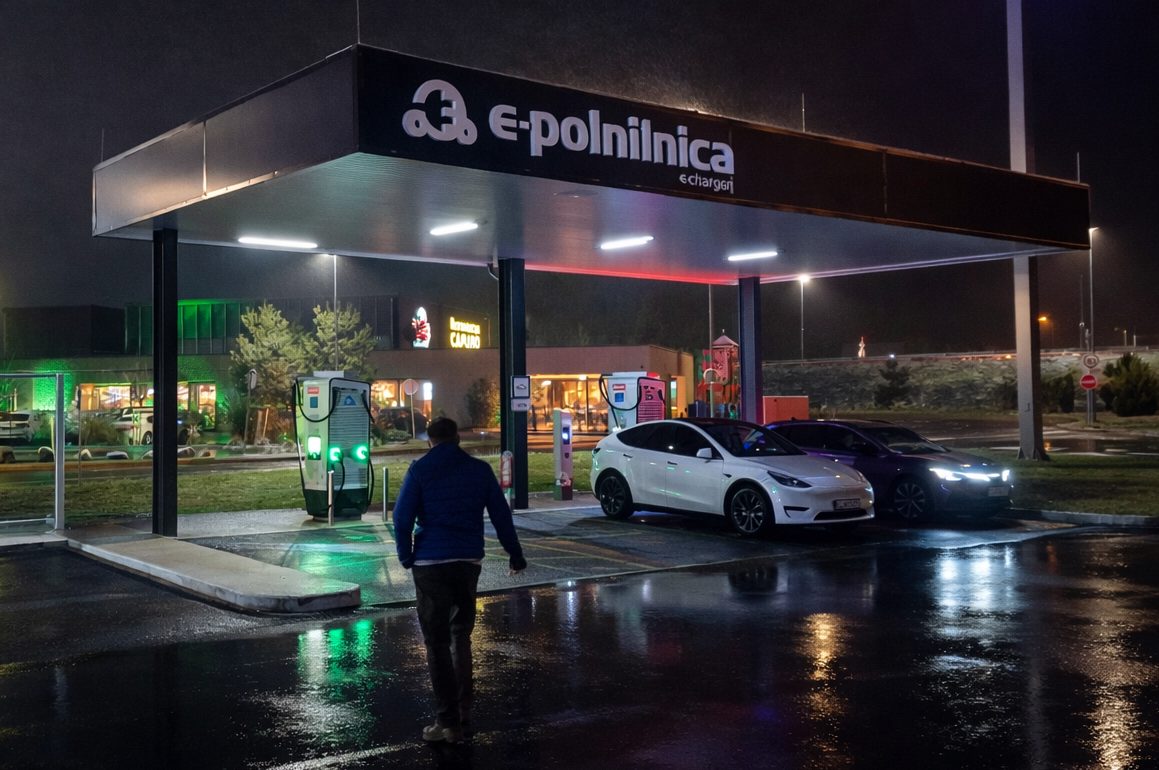 Polnilno mesto, streha in plačilni terminal