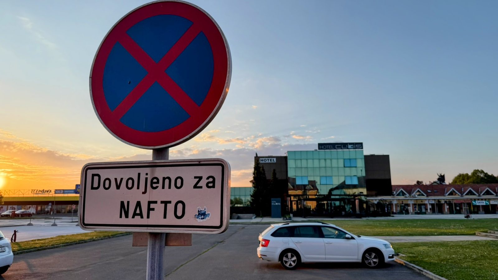 Nekateri udeleženci smo spali v hotelu, ki je v ozadju.
