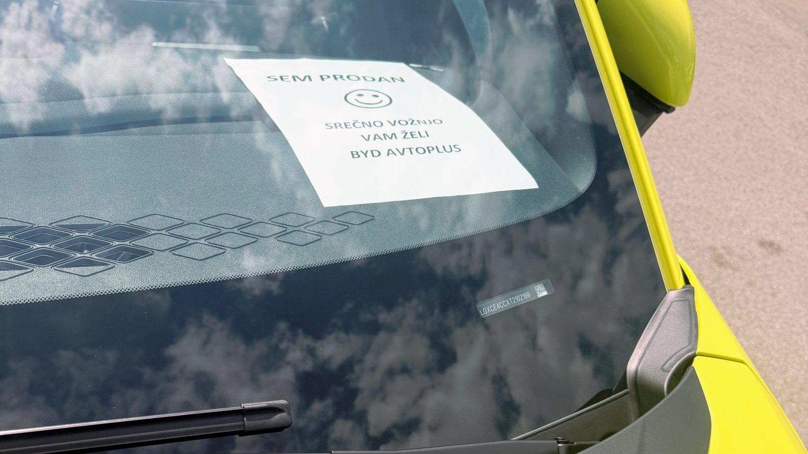 Smeško z napisom »Prodan sem.« na armaturni plošči