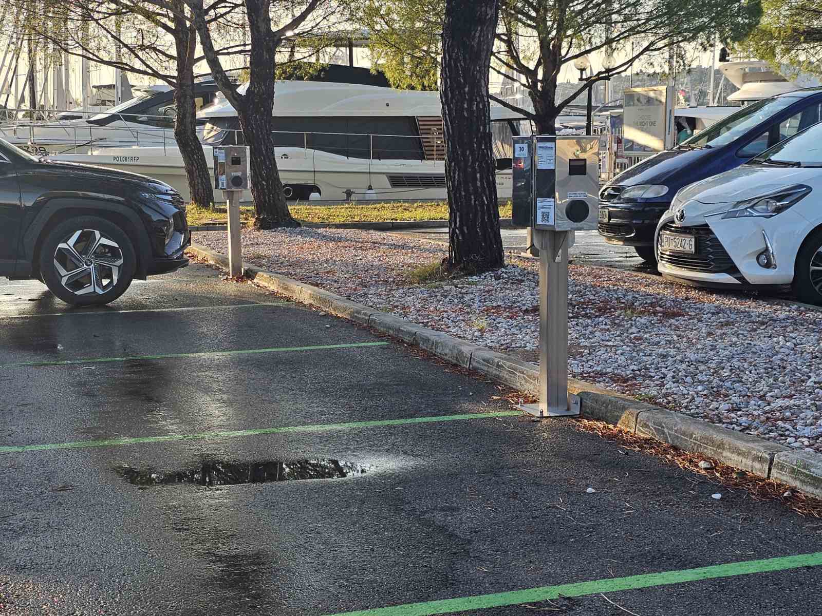 Fotografija prikazuje del polnilnega parka. Dva stebrička, štiri polnilna mesta v Marini Portorož, 4 × 3,7 kW. Teoretična zgornja meja sofinanciranja za ta štiri mesta skupaj je do 40.000 € (4 × do 10.000 €); dejansko izplačilo je odvisno od upravičenih stroškov in zahtevkov. Upravičenec je po registru Marina Portorož, ne Voltris.