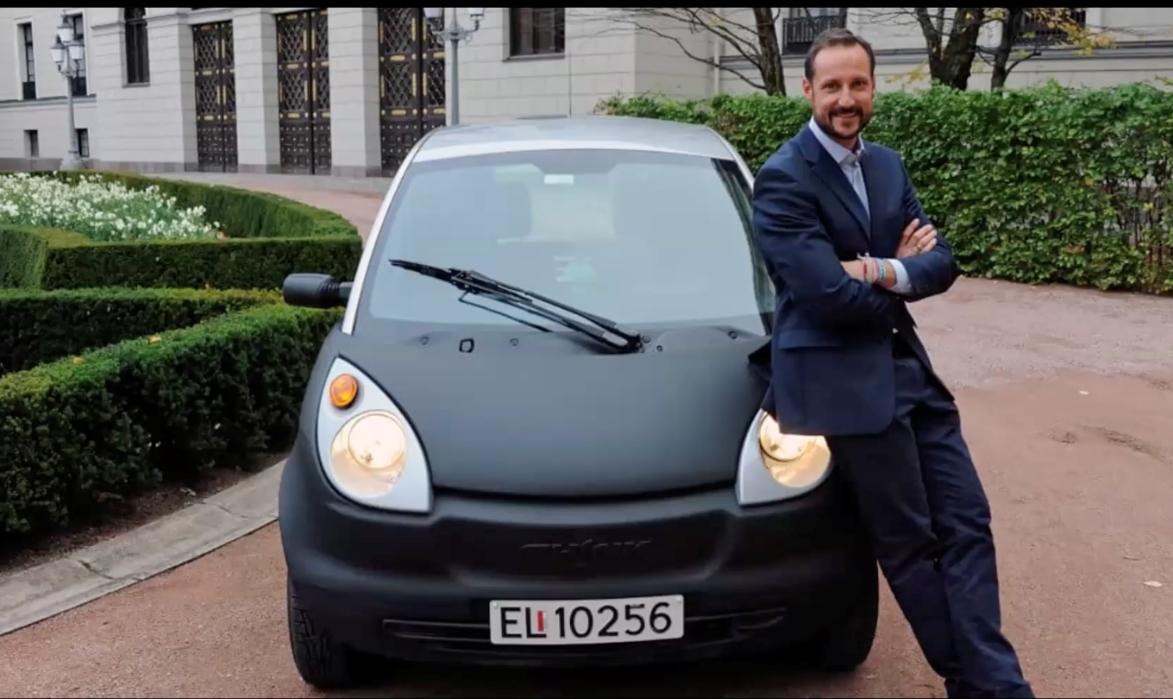 Njegovo veličanstvo Haakon VIII., novi norveški kralj – in navdušen ljubitelj električnih vozil!