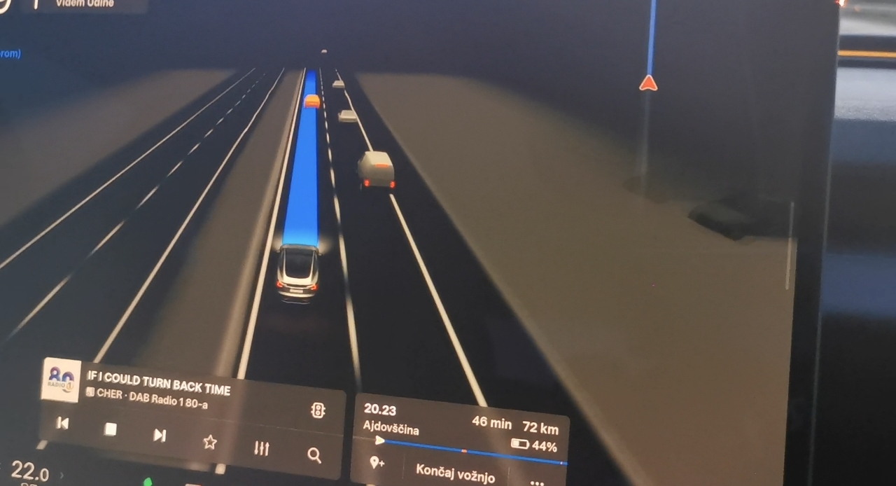 Tesla s sistemom FSD na cesti čez Col
